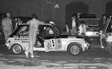 Jaume Rubiràs – Xavier Girbau (Renault 5 Alpine). Critèrium Berguedà 1982 (Foto: José Luis Cortijos). En la foto también aparecen Jordi Ramos, Virginia Esteve y Arnalot